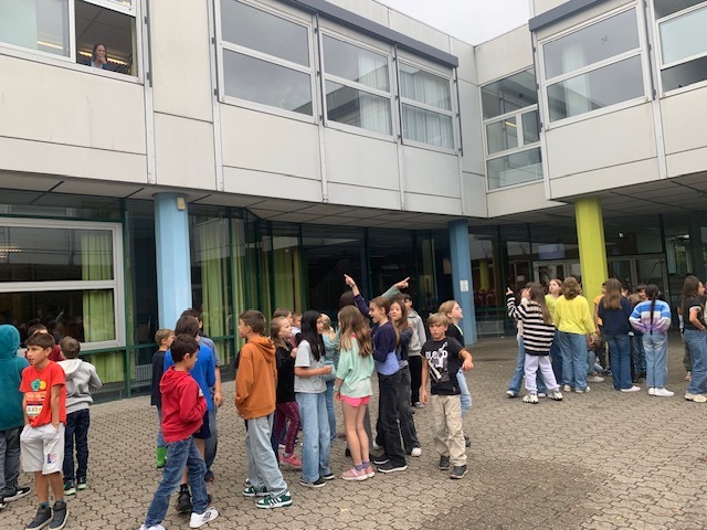 Kinder warten im Schulhof