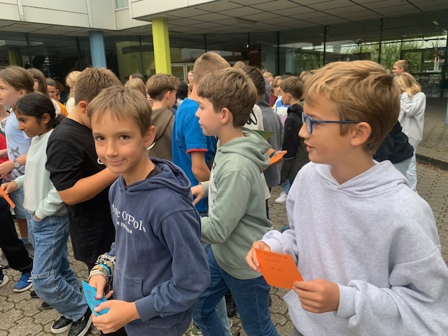 Kinder mit ihren Karten