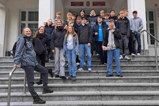 Gruppenbild vor der Physikuniversität Toruns