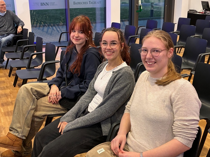 Foto 1: Die Schülerinnen im Zuschauerraum vor der Podiumsdiskussion