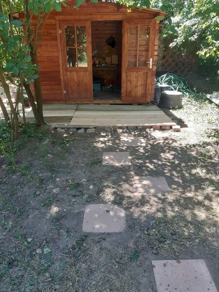 Biotop_1_Anlage_einer_Holzeterrasse_vor_Gartenhuette