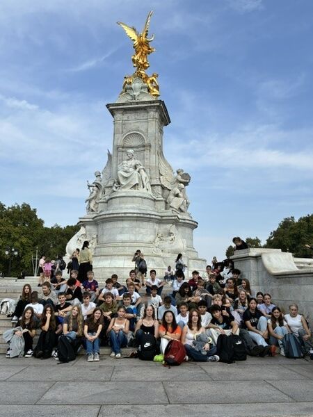 Schülergruppe vor Buckingham Palace